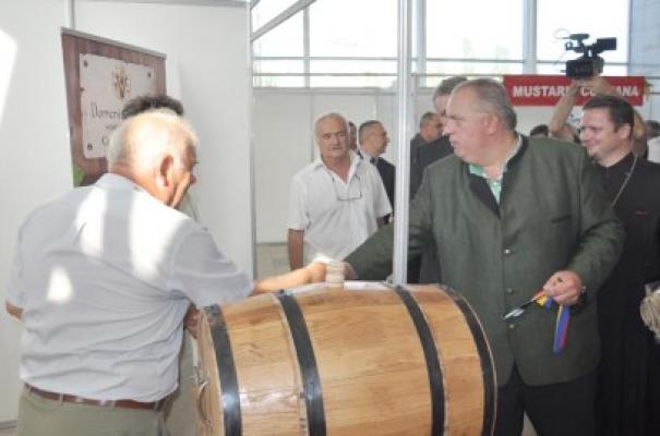 Liberalul Vlădoi îşi vinde vinul la Pavilionul Expoziţional